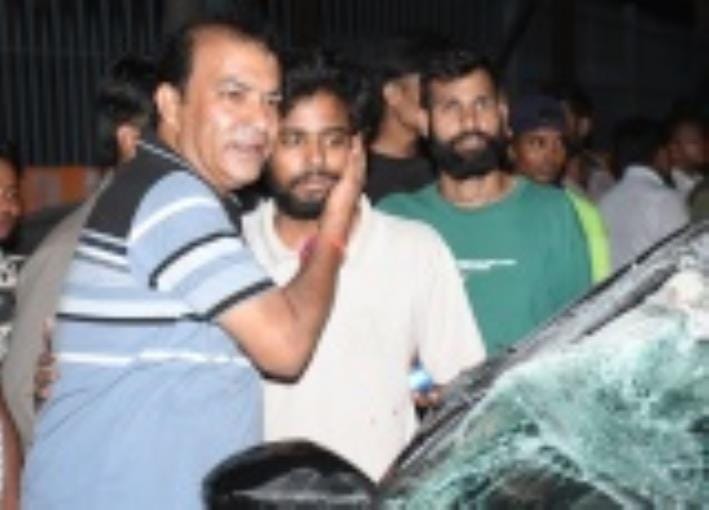 1090 चौराहे पर हुए हादसे के बाद जुटी भीड़ व क्षतिग्रस्त कार। 1090 चौराहे पर हुए हादसे के बाद जुटी भीड़ व क्षतिग्रस्त कार।