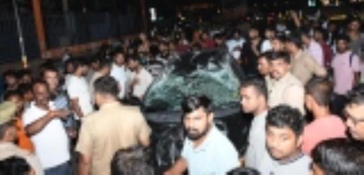 1090 चौराहे पर हुए हादसे के बाद जुटी भीड़ व क्षतिग्रस्त कार। 1090 चौराहे पर हुए हादसे के बाद जुटी भीड़ व क्षतिग्रस्त कार।