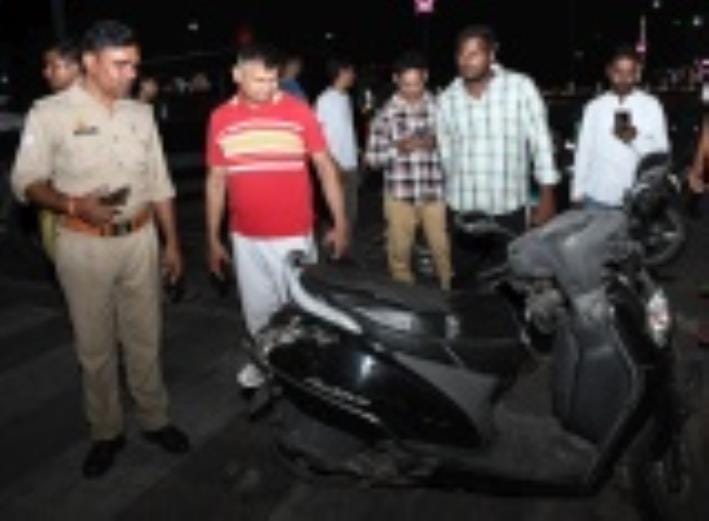 1090 चौराहे पर हादसे के बाद जुटी भीड़ व क्षतिग्रस्त कार।