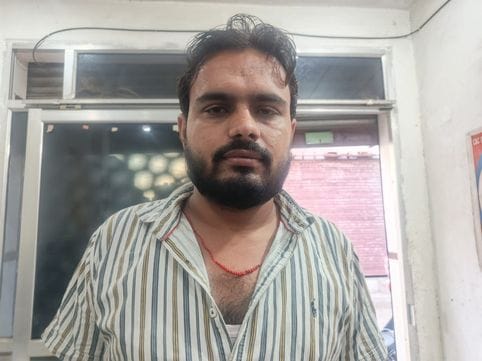15जेएनडी 18: बाजार में पॉलीथीन के बैग लेकर जाते लोग। संवाद 15जेएनडी 18: बाजार में पॉलीथीन के बैग लेकर जाते लोग। संवाद