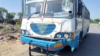 15जेएनडी25 : टायर फटने के बाद घटना स्थल पर खड़ी बस। संवाद 15जेएनडी25 : टायर फटने के बाद घटना स्थल पर खड़ी बस। संवाद
