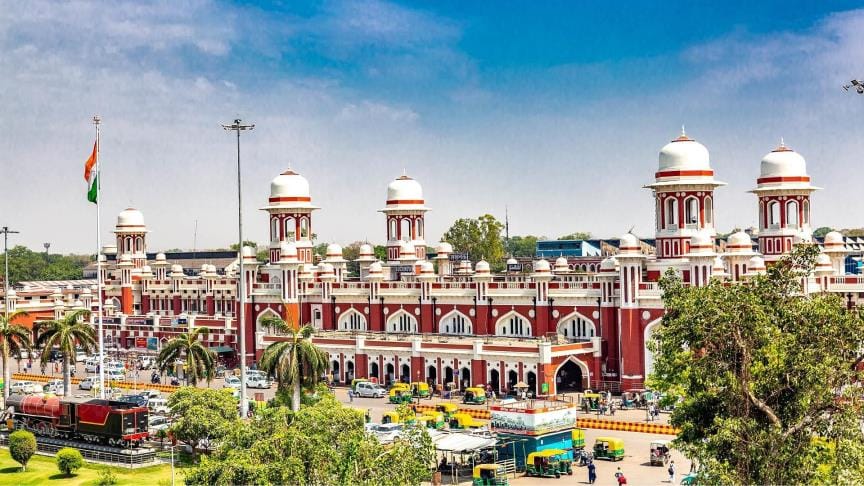 1798 से 1814 के बीच बनी छतर मंजिल नवाब सआदत अली खां ने अपनी मां छत्तर कुंवर के नाम पर बनवाना शु