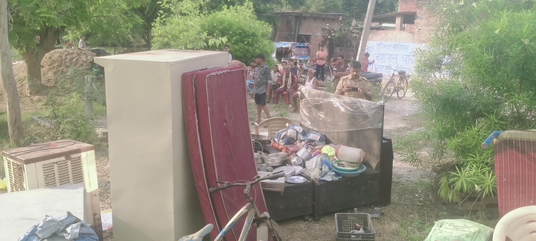 आरोपी के घर की कुर्की करते पुलिसकर्मी। आरोपी के घर की कुर्की करते पुलिसकर्मी।