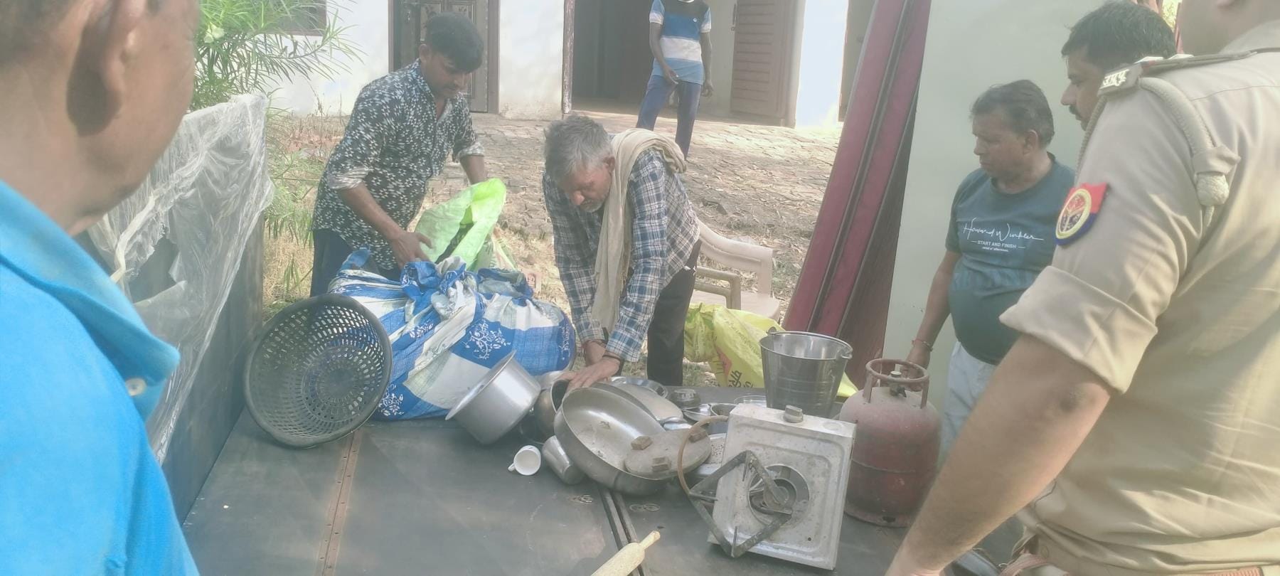 आरोपी के घर की कुर्की करते पुलिसकर्मी। आरोपी के घर की कुर्की करते पुलिसकर्मी।