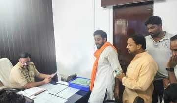 आरसी मिशन थाना क्षेत्र में प्रार्थना सभा के दौरान पूछताछ करते हिंदू संगठन के पदाधिकारी। स्रोत
