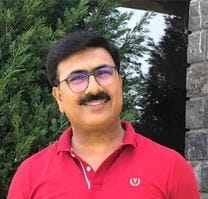 अंबाला छावनी के औद्योगिक क्षेत्र में फैक्ट्री से गाद निकालता श्रमिक। संवाद