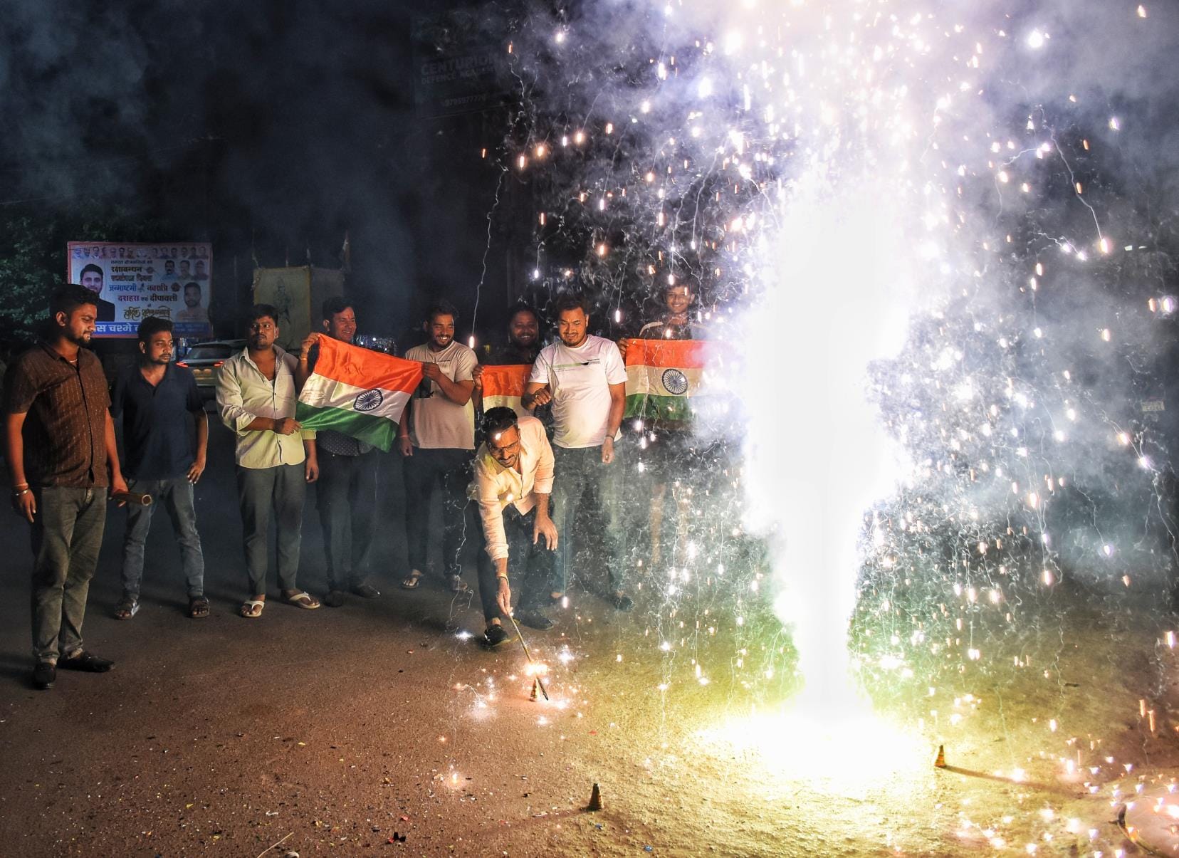 अलीगंज के भारतेंदु हरिश्चंद्र वार्ड आतिशबाजी करते खेलप्रेमी। अलीगंज के भारतेंदु हरिश्चंद्र वार्ड आतिशबाजी करते खेलप्रेमी।
