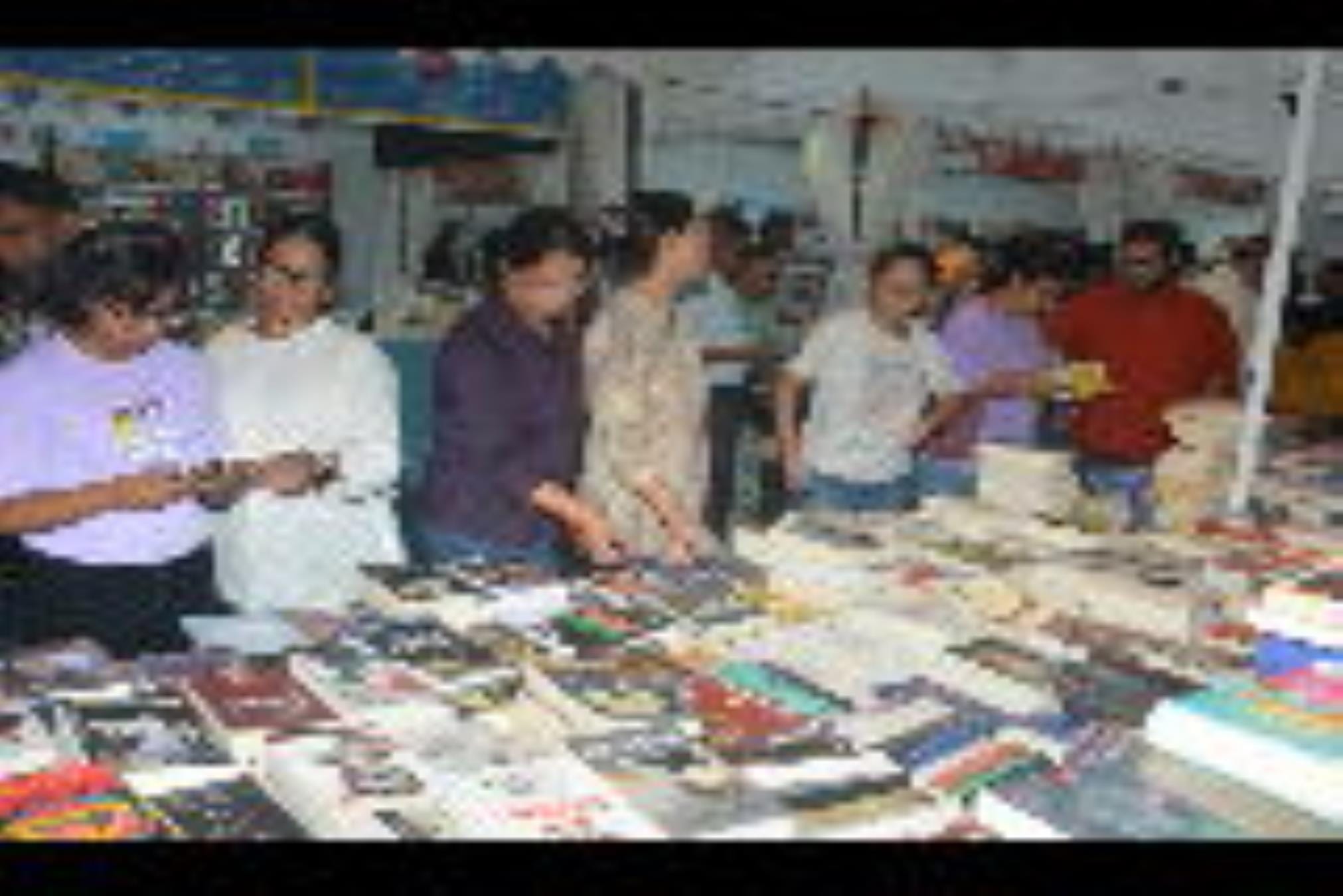 बलरामपुर गार्डन में चल रहे 22वें राष्ट्रीय पुस्तक मेले के अंतिम दिनरविवार को प्रकाशकों ने अंतिम