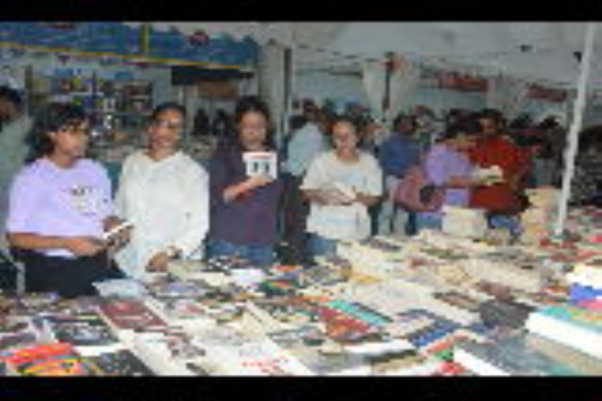 बलरामपुर गार्डन में चल रहे 22वें राष्ट्रीय पुस्तक मेले के अंतिम दिनरविवार को प्रकाशकों ने अंतिम