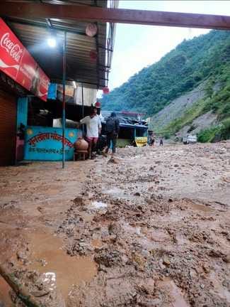 चंबा आमसेरा में भूस्खलन जोन पहाड़ी का मरम्मत न होने से नाराज लोग सांकेतिक जाम लगाकर विरोध दर्ज चंबा आमसेरा में भूस्खलन जोन पहाड़ी का मरम्मत न होने से नाराज लोग सांकेतिक जाम लगाकर विरोध दर्ज