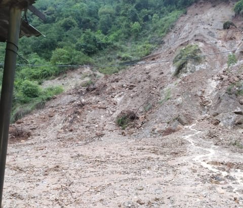 चंबा आमसेरा में भूस्खलन जोन पहाड़ी का मरम्मत न होने से नाराज लोग सांकेतिक जाम लगाकर विरोध दर्ज चंबा आमसेरा में भूस्खलन जोन पहाड़ी का मरम्मत न होने से नाराज लोग सांकेतिक जाम लगाकर विरोध दर्ज