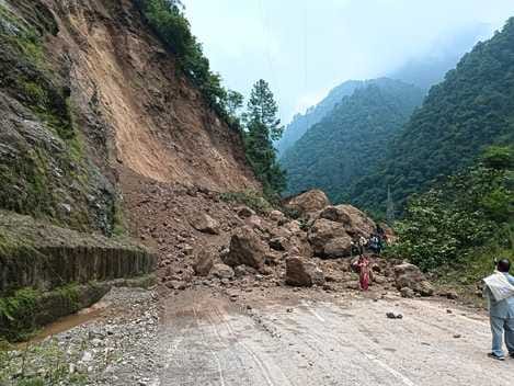चंबा आमसेरा में भूस्खलन जोन पहाड़ी का मरम्मत न होने से नाराज लोग सांकेतिक जाम लगाकर विरोध दर्ज चंबा आमसेरा में भूस्खलन जोन पहाड़ी का मरम्मत न होने से नाराज लोग सांकेतिक जाम लगाकर विरोध दर्ज