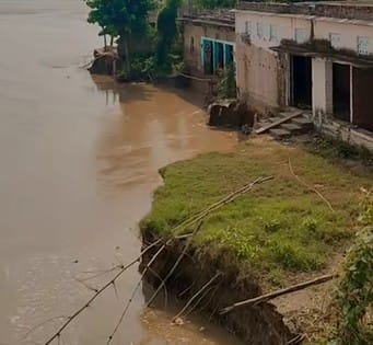 चक्की नौरंगा गांव में अवशेष बचे मकान को अपने आगोश में लेती गंगा नदी की बाढ़ की लहरें। जागरुक पा