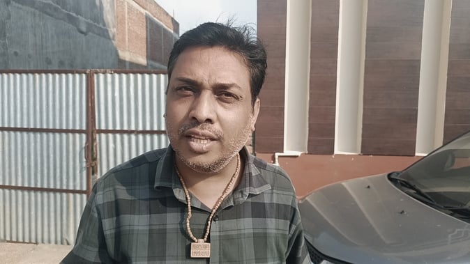 फोटो 14 एचएएमपी 10- शहर के टीचर्स काॅलोनी में सड़क पर भरे गंदे पानी से निकलता बाइक सवार। संवाद फोटो 14 एचएएमपी 10- शहर के टीचर्स काॅलोनी में सड़क पर भरे गंदे पानी से निकलता बाइक सवार। संवाद