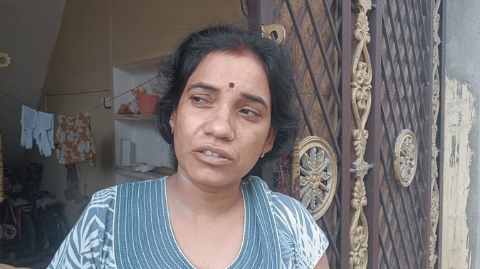 फोटो 14 एचएएमपी 10- शहर के टीचर्स काॅलोनी में सड़क पर भरे गंदे पानी से निकलता बाइक सवार। संवाद फोटो 14 एचएएमपी 10- शहर के टीचर्स काॅलोनी में सड़क पर भरे गंदे पानी से निकलता बाइक सवार। संवाद