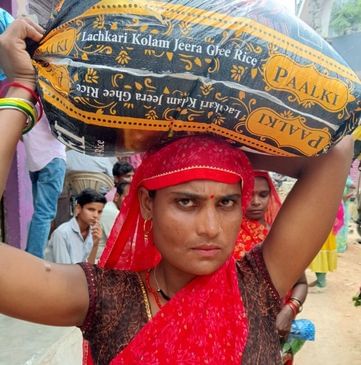 फोटो 14 एमएएचपी 01 परिचय-नरसिंह कुटी के सामने संचालित सरकारी राशन दुकान में राशन लेने के लिए जु