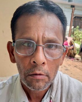 फोटो 14 एमएएचपी 01 परिचय-नरसिंह कुटी के सामने संचालित सरकारी राशन दुकान में राशन लेने के लिए जु