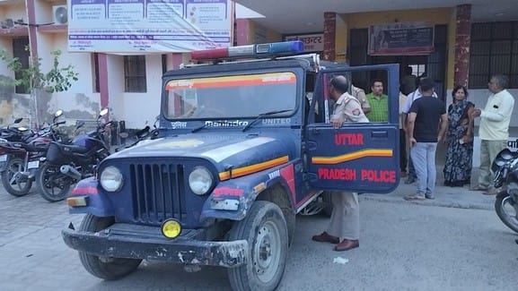 फोटो 15 एयूआरपी 04 घटना के बाद जांच करती पुलिस। संवाद फोटो 15 एयूआरपी 04 घटना के बाद जांच करती पुलिस। संवाद