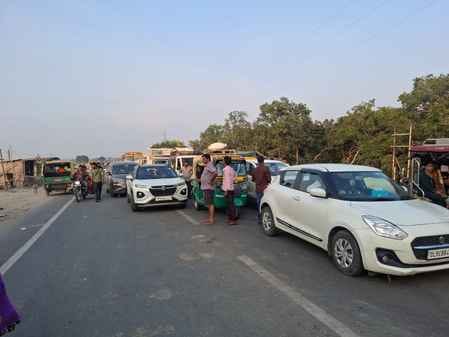 फोटो-34, गंगा पुल के दूसरी ओर रोके गए वाहन। संवाद फोटो-34, गंगा पुल के दूसरी ओर रोके गए वाहन। संवाद