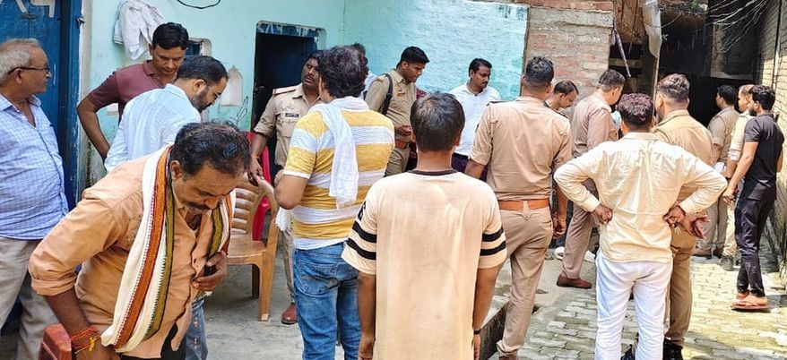 फोटो-34-विस्फोट के बाद टूटी दीवार व जला पड़ा सामान। संवाद