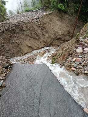 गांव पपलाह में बारिश से गिरा शौचालय। स्रोत : जागरूक पाठक