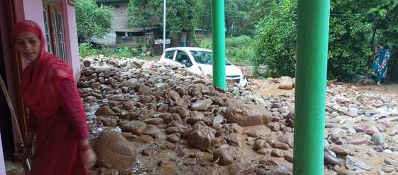 गांव पपलाह में बारिश से गिरा शौचालय। स्रोत : जागरूक पाठक