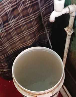 घरों में इस तरह आ रहा गंदा पानी। संवाद घरों में इस तरह आ रहा गंदा पानी। संवाद