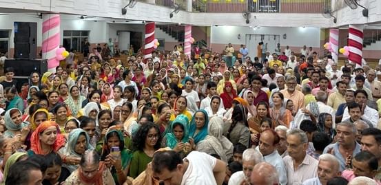हल्दौर के गांव हरदासपुर गढ़ी में श्रीमद्भागवत कथा में उपस्थित महिला श्रद्घालु। संवाद