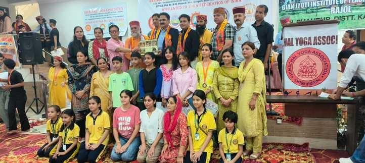कांगड़ा में याेग प्रतियाेगिता के दाैरान याेग क्रिया करती प्रतिभागी।- संवाद। कांगड़ा में याेग प्रतियाेगिता के दाैरान याेग क्रिया करती प्रतिभागी।- संवाद।