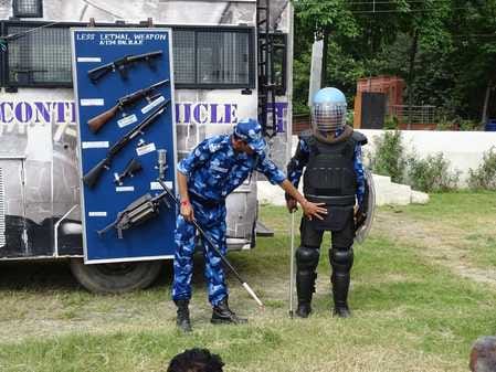 कुरुक्षेत्र।  कम घातक हथियारों का प्रशिक्षण देती टीम। पुलिस