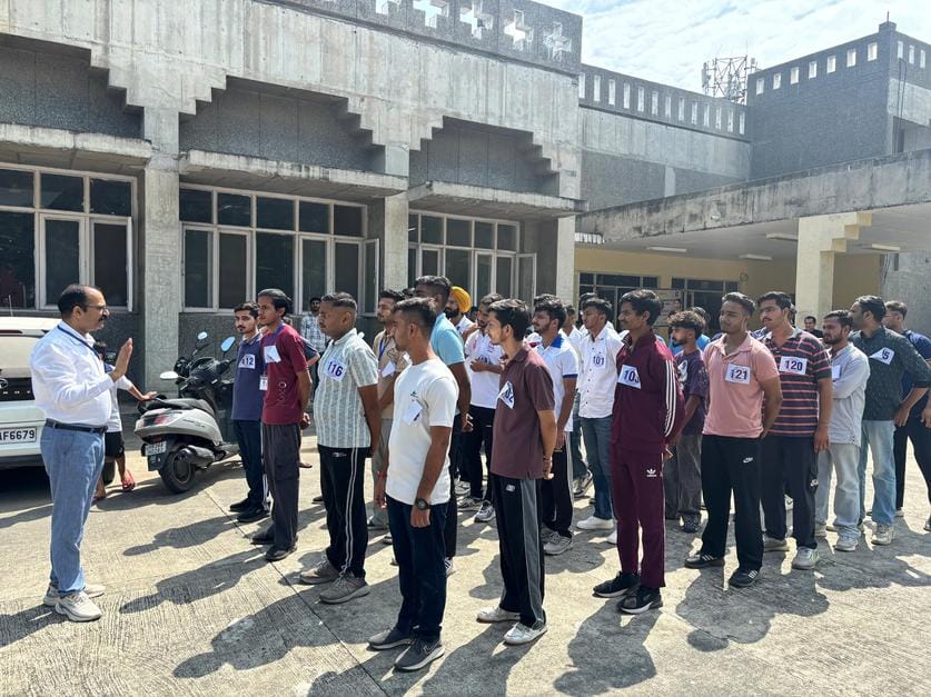 कुरुक्षेत्र। कुवि में गणतंत्र दिवस परेड के शिविर हेतु चयन प्रक्रिया कार्यक्रम में हिस्सा लेते व कुरुक्षेत्र। कुवि में गणतंत्र दिवस परेड के शिविर हेतु चयन प्रक्रिया कार्यक्रम में हिस्सा लेते व