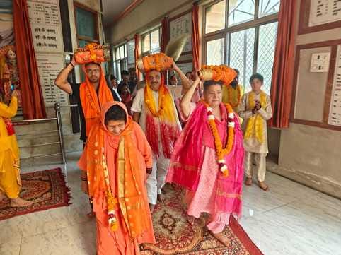 कुरुक्षेत्र। श्रीगीता कुंज आश्रम बद्रीनारायण मंदिर में भागवत को सिर पर रखे कर ले जाती डॉ.नीलिमा कुरुक्षेत्र। श्रीगीता कुंज आश्रम बद्रीनारायण मंदिर में भागवत को सिर पर रखे कर ले जाती डॉ.नीलिमा