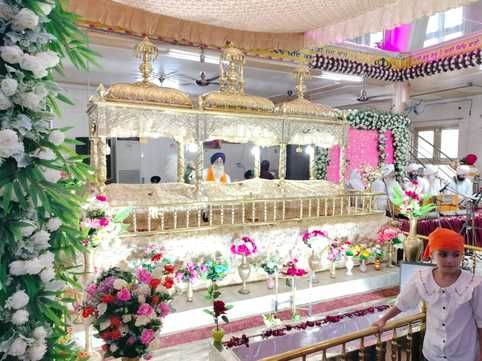 कुटिया साहब गुरुद्वारे में रक्तदान करते रक्तदाता। संवाद
