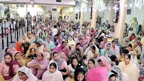 कुटिया साहब गुरुद्वारे में रक्तदान करते रक्तदाता। संवाद