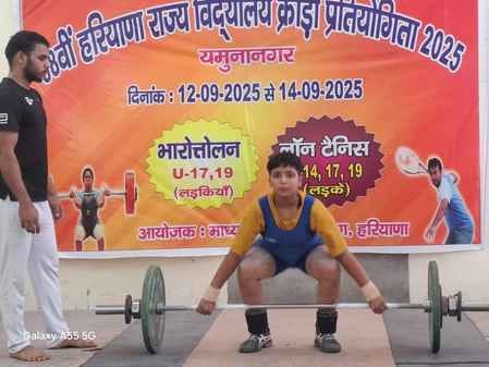 खुशी जाहिर करते खिलाड़ी और मौजूद अतिथि व अन्य। आयोजक खुशी जाहिर करते खिलाड़ी और मौजूद अतिथि व अन्य। आयोजक