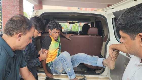 खेतों में बदमाशों की तलाश करते पुलिसकर्मी। संवाद खेतों में बदमाशों की तलाश करते पुलिसकर्मी। संवाद