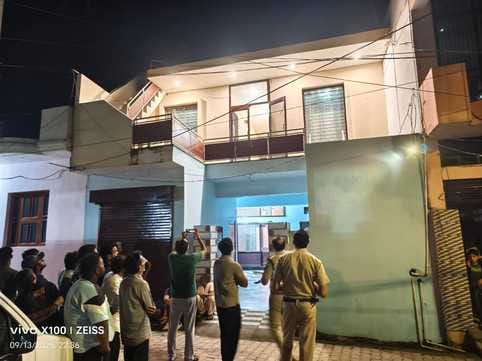 खेतों में बदमाशों की तलाश करते पुलिसकर्मी। संवाद खेतों में बदमाशों की तलाश करते पुलिसकर्मी। संवाद