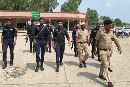 खेतों में बदमाशों की तलाश करते पुलिसकर्मी। संवाद खेतों में बदमाशों की तलाश करते पुलिसकर्मी। संवाद