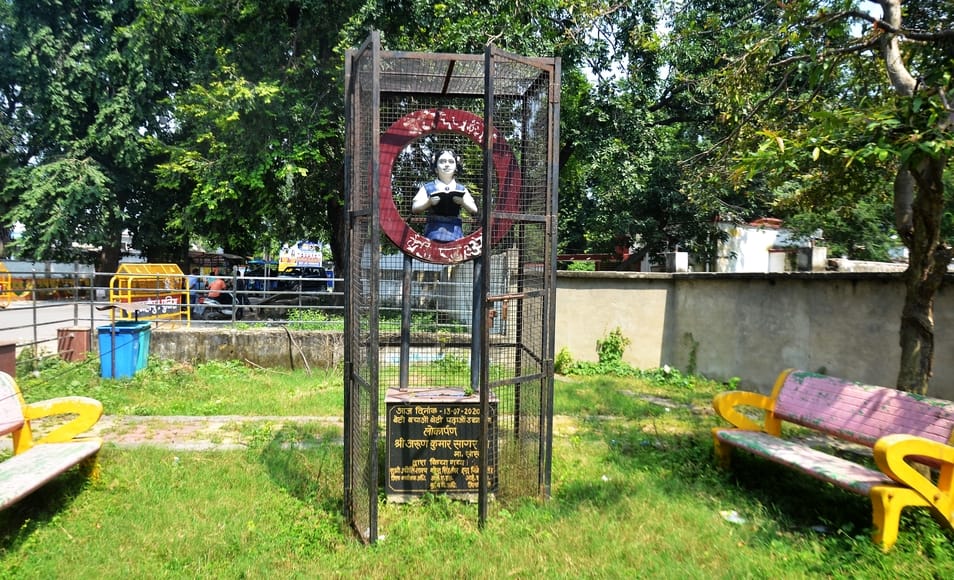 लाल इमली चौराहा स्थित शहीद अहमद उल्ला शाह पार्क के गेट पर अतिक्रमण किए खड़ी नगर निगम की गाड़ी 
