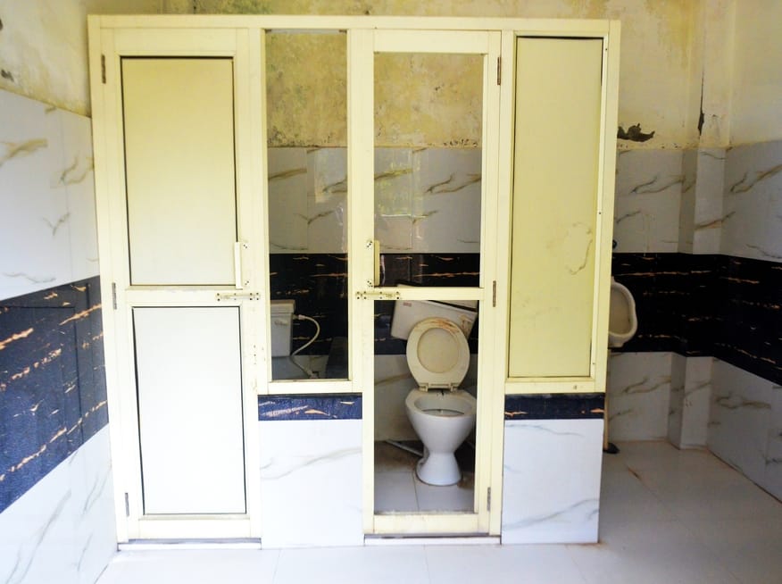 लाल इमली चौराहा स्थित शहीद अहमद उल्ला शाह पार्क के गेट पर अतिक्रमण किए खड़ी नगर निगम की गाड़ी 