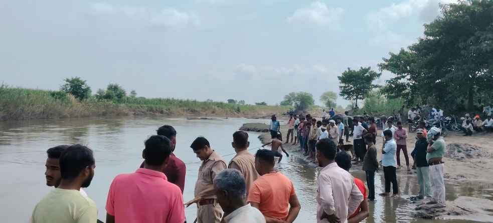 मजलिसपुर तौफीर गंगा नदी में लापता चंद्रबोस को बोट द्वारा तलाशने में जुटी गोताखोर टीम। संवाद
