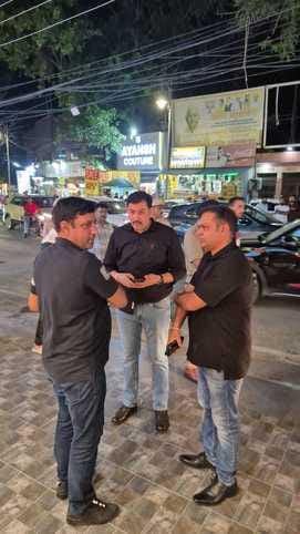 मॉल के बाहर फायरिंग के बाद लगी लोगों की भीड़। संवाद मॉल के बाहर फायरिंग के बाद लगी लोगों की भीड़। संवाद