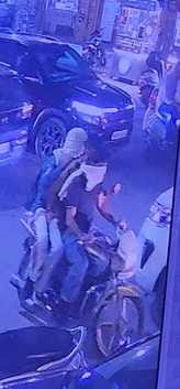मॉल के बाहर फायरिंग के बाद लगी लोगों की भीड़। संवाद मॉल के बाहर फायरिंग के बाद लगी लोगों की भीड़। संवाद