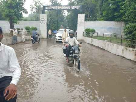 माल्देपुर से कदम चौराहा तक बनी फोरलेन सड़क पर लगा बारिश का पानी तथा उससे होकर गुजरते बाइक सवार। माल्देपुर से कदम चौराहा तक बनी फोरलेन सड़क पर लगा बारिश का पानी तथा उससे होकर गुजरते बाइक सवार।