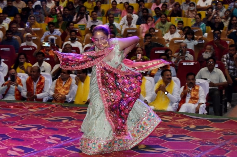 मनमोहक प्रस्तुति- जनमंच में मेला गुघाल के तहत आयोजित देवभूमि उत्तराखंड सांस्कृतिक संध्या में प् मनमोहक प्रस्तुति- जनमंच में मेला गुघाल के तहत आयोजित देवभूमि उत्तराखंड सांस्कृतिक संध्या में प्