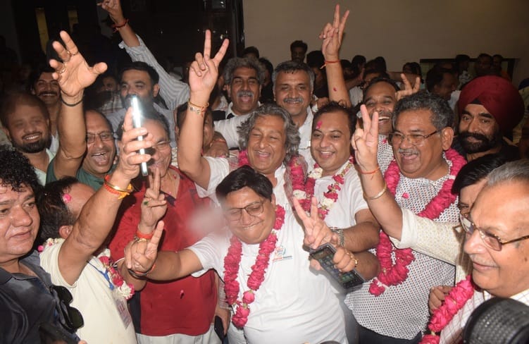 मेरठ..कंवलजीत..एलेक्जेंडर क्लब चुनाव के दौरान जबरन बैनर लगाने वाले युवक की पुलिस से होती झड़प... मेरठ..कंवलजीत..एलेक्जेंडर क्लब चुनाव के दौरान जबरन बैनर लगाने वाले युवक की पुलिस से होती झड़प...