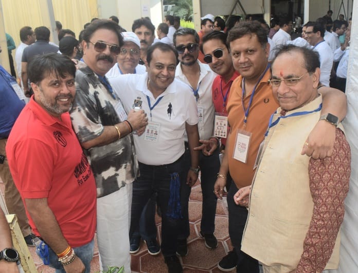 मेरठ..कंवलजीत..एलेक्जेंडर क्लब चुनाव के दौरान जबरन बैनर लगाने वाले युवक की पुलिस से होती झड़प... मेरठ..कंवलजीत..एलेक्जेंडर क्लब चुनाव के दौरान जबरन बैनर लगाने वाले युवक की पुलिस से होती झड़प...