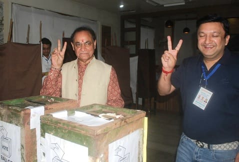 मेरठ..कंवलजीत..एलेक्जेंडर क्लब चुनाव के दौरान जबरन बैनर लगाने वाले युवक की पुलिस से होती झड़प... मेरठ..कंवलजीत..एलेक्जेंडर क्लब चुनाव के दौरान जबरन बैनर लगाने वाले युवक की पुलिस से होती झड़प...