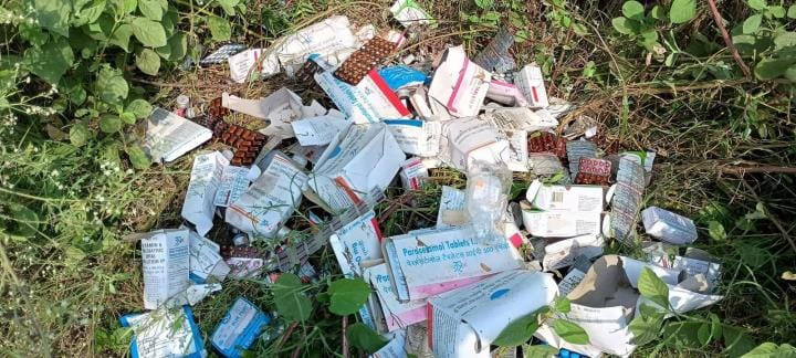 मथुरा। सड़क किनारे पड़ी हुई दवाएं। मथुरा। सड़क किनारे पड़ी हुई दवाएं।
