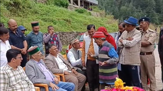 ननखड़ी में आपदा प्रभावितों की समस्याएं सुनते विधायक नंद लाल। स्रोत : विभाग